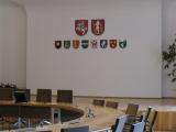 Herbai Trakų rajono savivaldybės posėdžių salėje